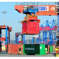 5022_0806 Ein Container hängt an einem Spreader der Krananlage in der Luft - Terminal Burchardkai. | 